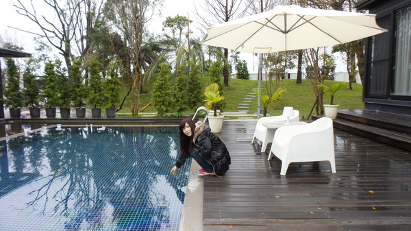 悠悅光 Aura Villa：【宜蘭住宿】☪Aura Villa悠悅光~鄰近冬山梅花湖☪玻璃屋的FU最美~游泳池VIEW及涼亭和躺椅❤很有渡假的氣氛呦❤