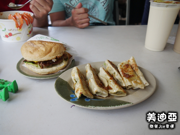 美迪亞漢堡：[高雄前金]美迪亞漢堡店，這鍋燒系列整個擊中我們的心。