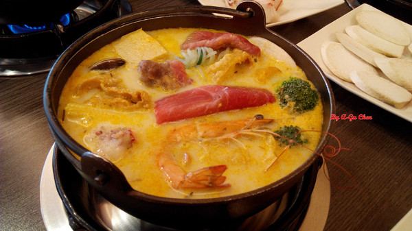 珍杏擱牛奶鍋物:【臺南Ω北區】珍杏擱牛奶鍋物。選用綠光牧場牛奶,湯頭奶香濃郁(二訪)