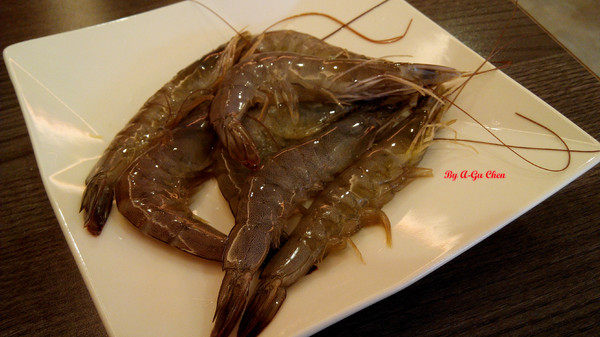 珍杏擱牛奶鍋物:【臺南Ω北區】珍杏擱牛奶鍋物。選用綠光牧場牛奶,湯頭奶香濃郁(二訪)