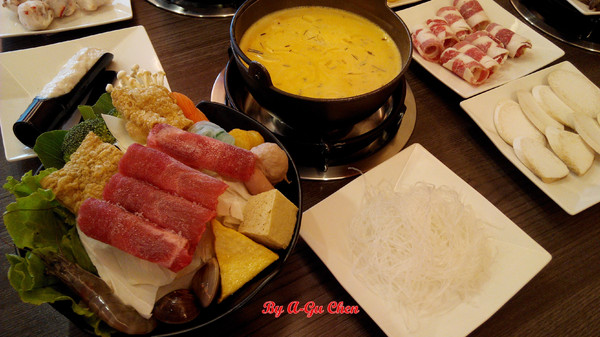 珍杏擱牛奶鍋物:【臺南Ω北區】珍杏擱牛奶鍋物。選用綠光牧場牛奶,湯頭奶香濃郁(二訪)