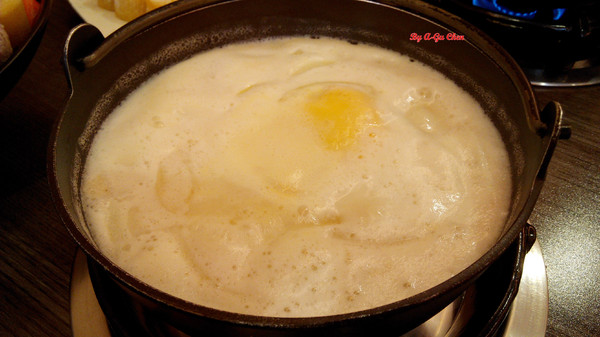 珍杏擱牛奶鍋物:【臺南Ω北區】珍杏擱牛奶鍋物。選用綠光牧場牛奶,湯頭奶香濃郁(二訪)