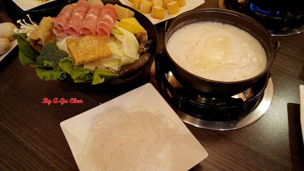 珍杏擱牛奶鍋物:【臺南Ω北區】珍杏擱牛奶鍋物。選用綠光牧場牛奶,湯頭奶香濃郁(二訪)