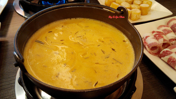 珍杏擱牛奶鍋物:【臺南Ω北區】珍杏擱牛奶鍋物。選用綠光牧場牛奶,湯頭奶香濃郁(二訪)