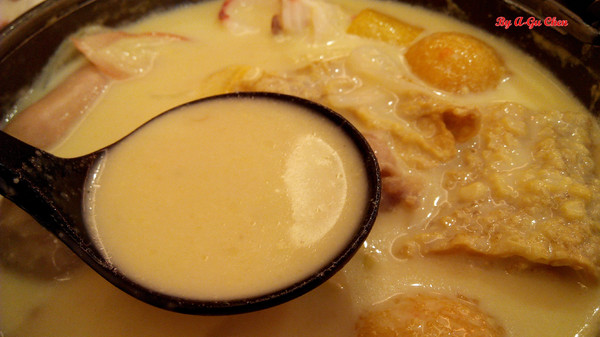 珍杏擱牛奶鍋物:【臺南Ω北區】珍杏擱牛奶鍋物。選用綠光牧場牛奶,湯頭奶香濃郁(二訪)