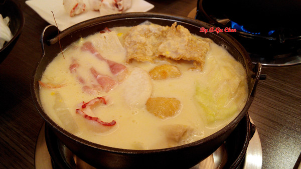 珍杏擱牛奶鍋物:【臺南Ω北區】珍杏擱牛奶鍋物。選用綠光牧場牛奶,湯頭奶香濃郁(二訪)