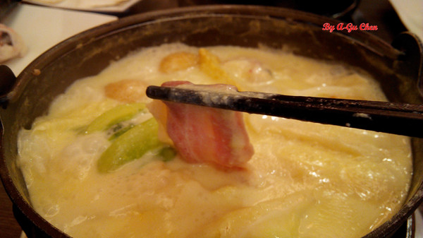 珍杏擱牛奶鍋物:【臺南Ω北區】珍杏擱牛奶鍋物。選用綠光牧場牛奶,湯頭奶香濃郁(二訪)