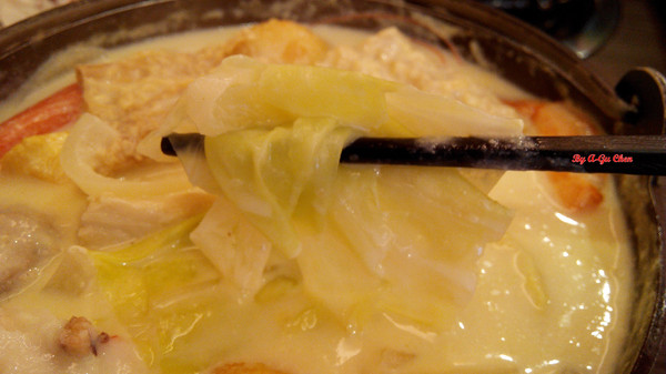 珍杏擱牛奶鍋物:【臺南Ω北區】珍杏擱牛奶鍋物。選用綠光牧場牛奶,湯頭奶香濃郁(二訪)