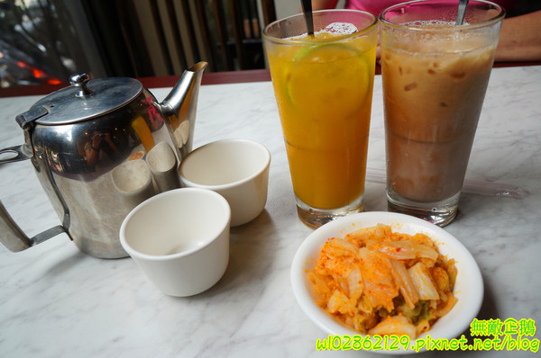 香港角茶餐廳：【台南-中西區】港茶x香港角...大推金煌流沙包.鮮蝦腐皮捲.金屋藏嬌.葡式蛋塔.黃金泡菜.芒果鮮奶酪.焦糖烤布蕾《香港角港式茶餐廳》