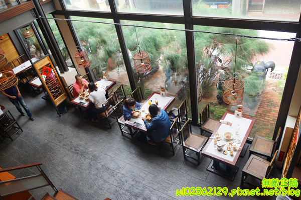 香港角茶餐廳：【台南-中西區】港茶x香港角...大推金煌流沙包.鮮蝦腐皮捲.金屋藏嬌.葡式蛋塔.黃金泡菜.芒果鮮奶酪.焦糖烤布蕾《香港角港式茶餐廳》