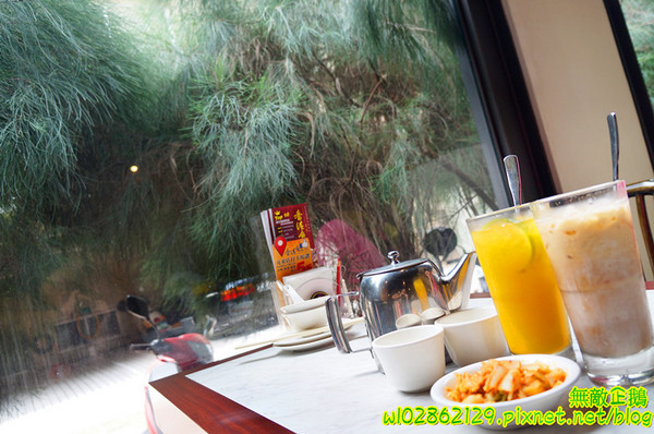 香港角茶餐廳：【台南-中西區】港茶x香港角...大推金煌流沙包.鮮蝦腐皮捲.金屋藏嬌.葡式蛋塔.黃金泡菜.芒果鮮奶酪.焦糖烤布蕾《香港角港式茶餐廳》