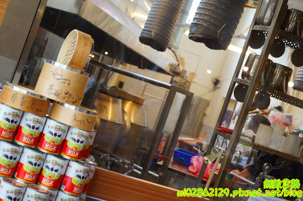 香港角茶餐廳：【台南-中西區】港茶x香港角...大推金煌流沙包.鮮蝦腐皮捲.金屋藏嬌.葡式蛋塔.黃金泡菜.芒果鮮奶酪.焦糖烤布蕾《香港角港式茶餐廳》