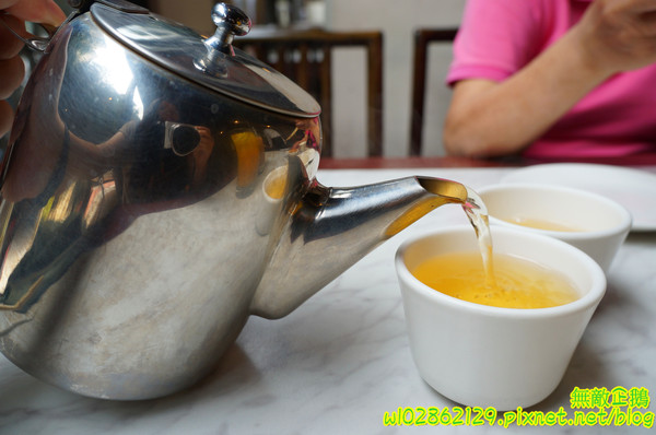 香港角茶餐廳：【台南-中西區】港茶x香港角...大推金煌流沙包.鮮蝦腐皮捲.金屋藏嬌.葡式蛋塔.黃金泡菜.芒果鮮奶酪.焦糖烤布蕾《香港角港式茶餐廳》