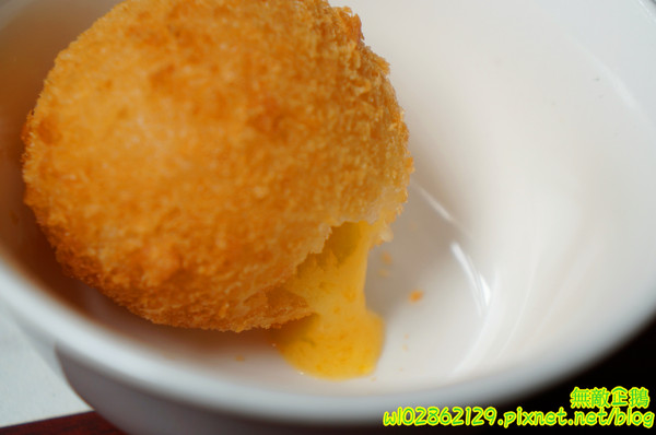 香港角茶餐廳：【台南-中西區】港茶x香港角...大推金煌流沙包.鮮蝦腐皮捲.金屋藏嬌.葡式蛋塔.黃金泡菜.芒果鮮奶酪.焦糖烤布蕾《香港角港式茶餐廳》