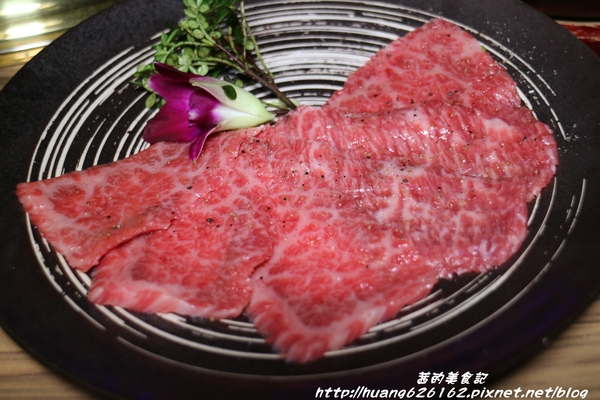 約客頂級燒肉：【台北大安區】這是我目前為止吃過最好吃燒肉店『約客頂級燒肉』必點鮮切牛肋條、上選牛小排、海鮮綜合盤~