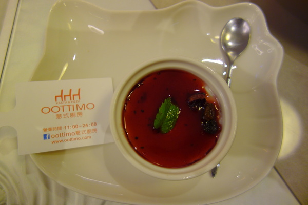 OOTTIMO意式廚房：1040802[官本金文愛台灣]台中市西區美味Oottimo意式廚房窯烤披薩義大利麵焗烤燉飯吃到飽或單點皆吃得很爽