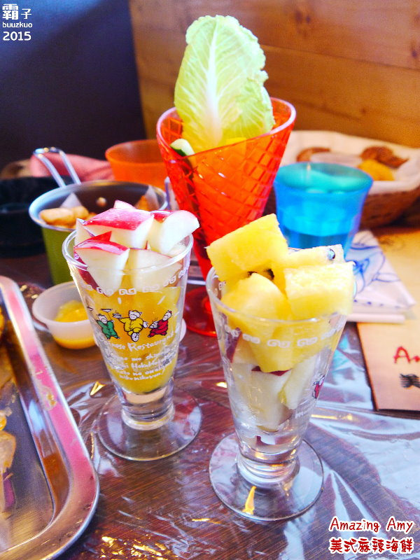 Amazing Amy神奇艾米美式麻辣海鮮：Amazing Amy神奇艾米美式麻辣海鮮，穿圍兜手套豪邁用餐！