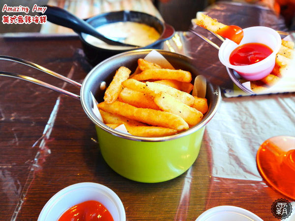 Amazing Amy神奇艾米美式麻辣海鮮：Amazing Amy神奇艾米美式麻辣海鮮，穿圍兜手套豪邁用餐！