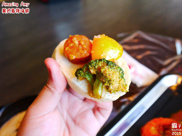 Amazing Amy神奇艾米美式麻辣海鮮：Amazing Amy神奇艾米美式麻辣海鮮，穿圍兜手套豪邁用餐！