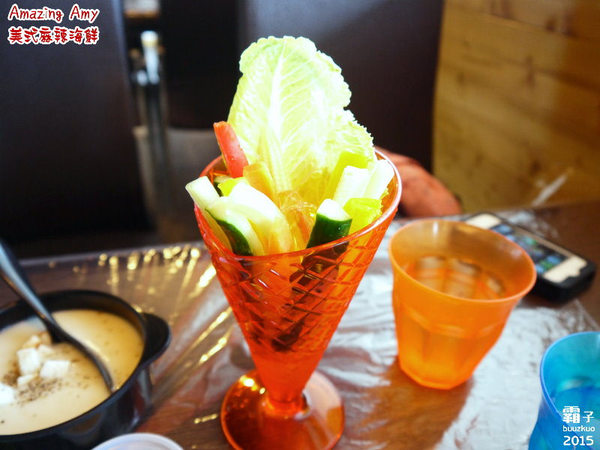 Amazing Amy神奇艾米美式麻辣海鮮：Amazing Amy神奇艾米美式麻辣海鮮，穿圍兜手套豪邁用餐！