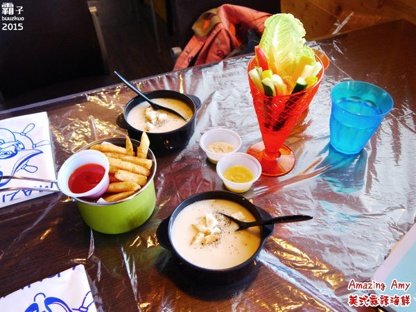 Amazing Amy神奇艾米美式麻辣海鮮：Amazing Amy神奇艾米美式麻辣海鮮，穿圍兜手套豪邁用餐！