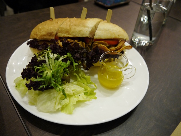 木門咖啡Wooden Door：[台中南屯區]木門咖啡-Wooden Door，三、五好友聊天，放鬆心情的好去處