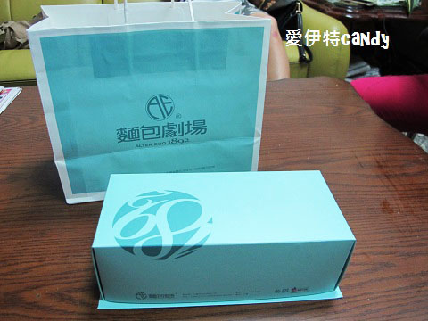 麵包劇場 Alter Ego 1892：『宅配零嘴_麵包劇場 Alter Ego 1892』綿密的舒芙蕾蛋糕，更特別的大手筆的草莓牛軋糖阿~~