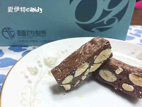 麵包劇場 Alter Ego 1892：『宅配零嘴_麵包劇場 Alter Ego 1892』綿密的舒芙蕾蛋糕，更特別的大手筆的草莓牛軋糖阿~~