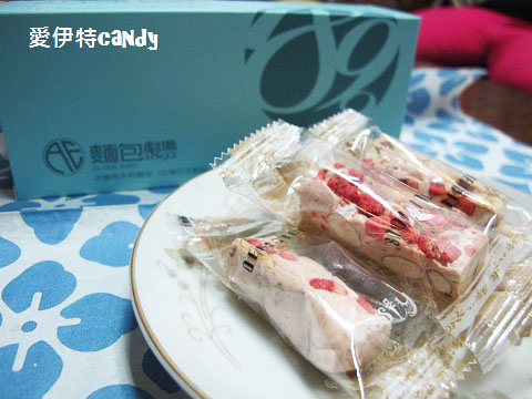 麵包劇場 Alter Ego 1892：『宅配零嘴_麵包劇場 Alter Ego 1892』綿密的舒芙蕾蛋糕，更特別的大手筆的草莓牛軋糖阿~~