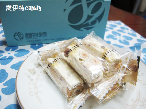 麵包劇場 Alter Ego 1892：『宅配零嘴_麵包劇場 Alter Ego 1892』綿密的舒芙蕾蛋糕，更特別的大手筆的草莓牛軋糖阿~~