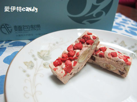 麵包劇場 Alter Ego 1892：『宅配零嘴_麵包劇場 Alter Ego 1892』綿密的舒芙蕾蛋糕，更特別的大手筆的草莓牛軋糖阿~~