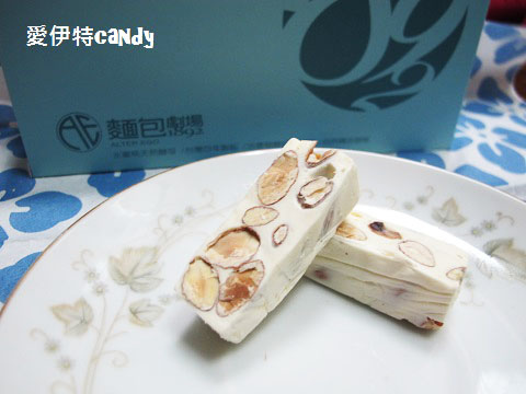 麵包劇場 Alter Ego 1892：『宅配零嘴_麵包劇場 Alter Ego 1892』綿密的舒芙蕾蛋糕，更特別的大手筆的草莓牛軋糖阿~~