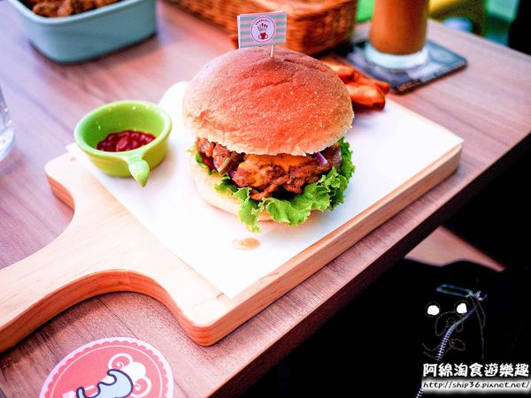 【桃園早午餐】小咩手作輕食廚房-女孩最愛!!色彩繽紛可愛小店．早午餐/漢堡/甜點/咖啡