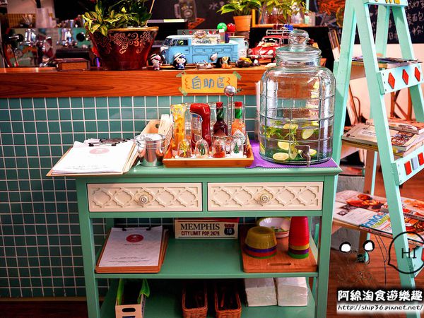 【桃園早午餐】小咩手作輕食廚房-女孩最愛!!色彩繽紛可愛小店．早午餐/漢堡/甜點/咖啡