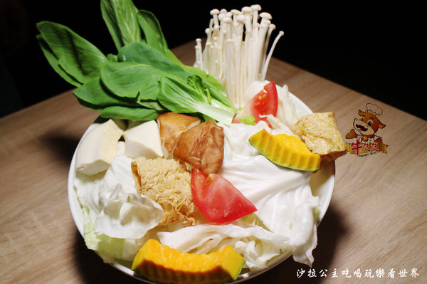 牛ㄅㄟㄅㄟ台灣溫體牛涮牛肉：東區火鍋『牛ㄅㄟㄅㄟ台灣溫體牛涮牛肉』熱炒／商業午餐／消夜/近星據點