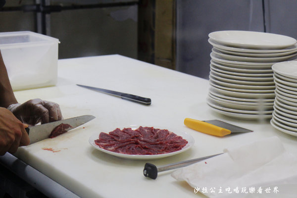 牛ㄅㄟㄅㄟ台灣溫體牛涮牛肉：東區火鍋『牛ㄅㄟㄅㄟ台灣溫體牛涮牛肉』熱炒／商業午餐／消夜/近星據點