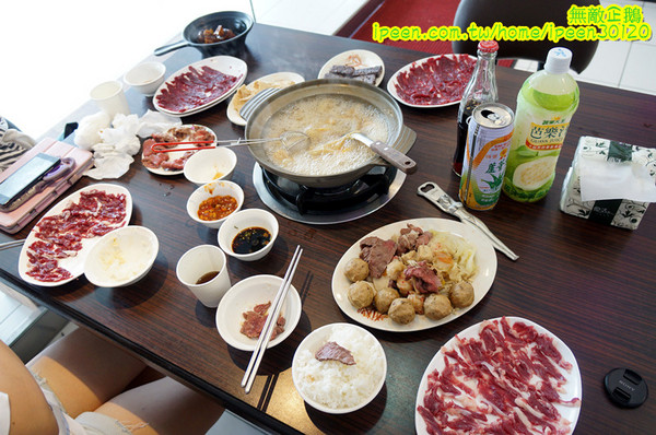 上牛村牛肉火鍋:【台南-中西區】現宰溫體牛x每天直送..意外撞見中天記者採訪~《上牛村牛肉火鍋》