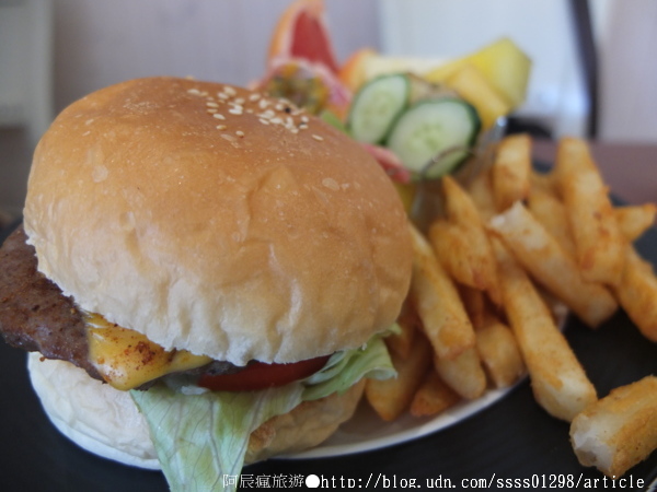 漫時光:【美食特搜。屏東市】漫時光早午餐●輕食●咖啡。起司牛肉漢堡 迷迭香嫩雞 和風咖哩拼盤人氣推薦 我的漫時光就醬吃