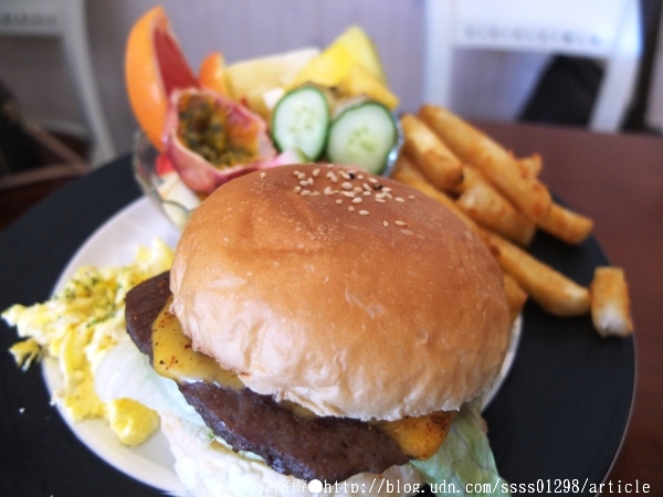漫時光:【美食特搜。屏東市】漫時光早午餐●輕食●咖啡。起司牛肉漢堡 迷迭香嫩雞 和風咖哩拼盤人氣推薦 我的漫時光就醬吃