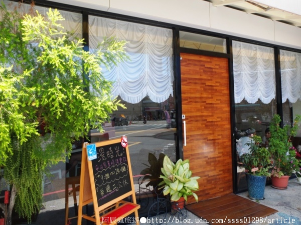 漫時光:【美食特搜。屏東市】漫時光早午餐●輕食●咖啡。起司牛肉漢堡 迷迭香嫩雞 和風咖哩拼盤人氣推薦 我的漫時光就醬吃