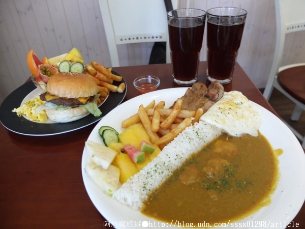 漫時光:【美食特搜。屏東市】漫時光早午餐●輕食●咖啡。起司牛肉漢堡 迷迭香嫩雞 和風咖哩拼盤人氣推薦 我的漫時光就醬吃