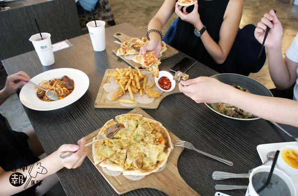 巷木shamu:【台南簡餐火鍋】【中西區】巷木Shamu|多人聚餐絕佳地點。空間寬敞、餐點好吃!