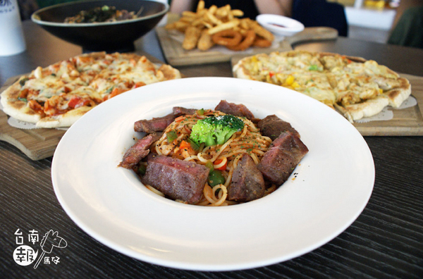 巷木shamu:【台南簡餐火鍋】【中西區】巷木Shamu|多人聚餐絕佳地點。空間寬敞、餐點好吃!