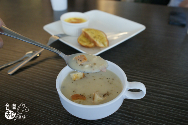 巷木shamu:【台南簡餐火鍋】【中西區】巷木Shamu|多人聚餐絕佳地點。空間寬敞、餐點好吃!