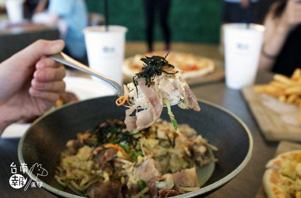 巷木shamu:【台南簡餐火鍋】【中西區】巷木Shamu|多人聚餐絕佳地點。空間寬敞、餐點好吃!