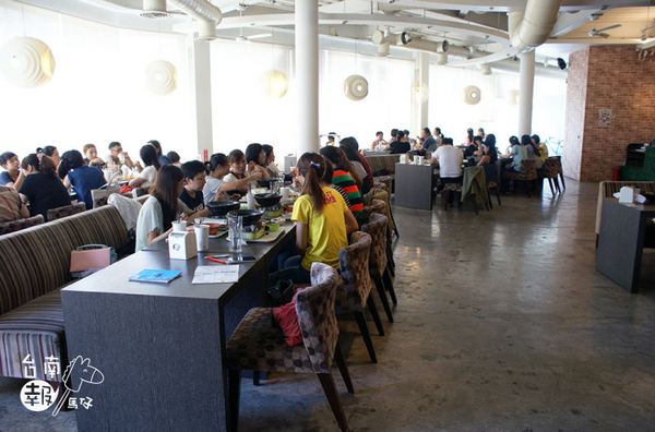 巷木shamu:【台南簡餐火鍋】【中西區】巷木Shamu|多人聚餐絕佳地點。空間寬敞、餐點好吃!