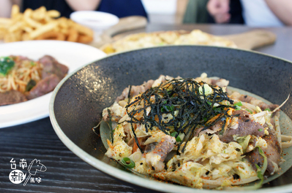 巷木shamu:【台南簡餐火鍋】【中西區】巷木Shamu|多人聚餐絕佳地點。空間寬敞、餐點好吃!