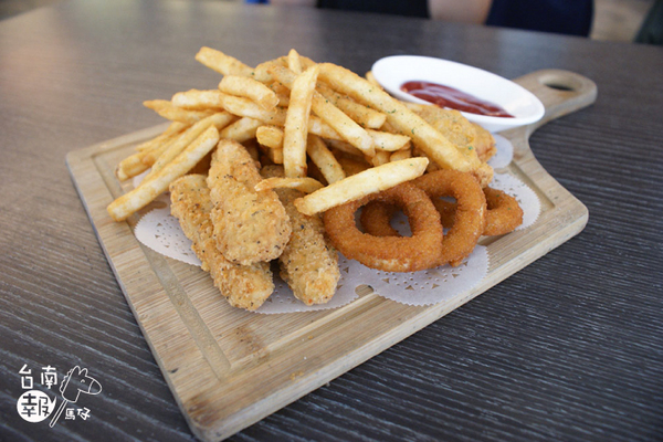 巷木shamu:【台南簡餐火鍋】【中西區】巷木Shamu|多人聚餐絕佳地點。空間寬敞、餐點好吃!