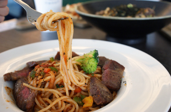 巷木shamu:【台南簡餐火鍋】【中西區】巷木Shamu|多人聚餐絕佳地點。空間寬敞、餐點好吃!