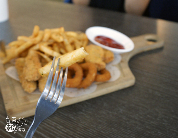 巷木shamu:【台南簡餐火鍋】【中西區】巷木Shamu|多人聚餐絕佳地點。空間寬敞、餐點好吃!